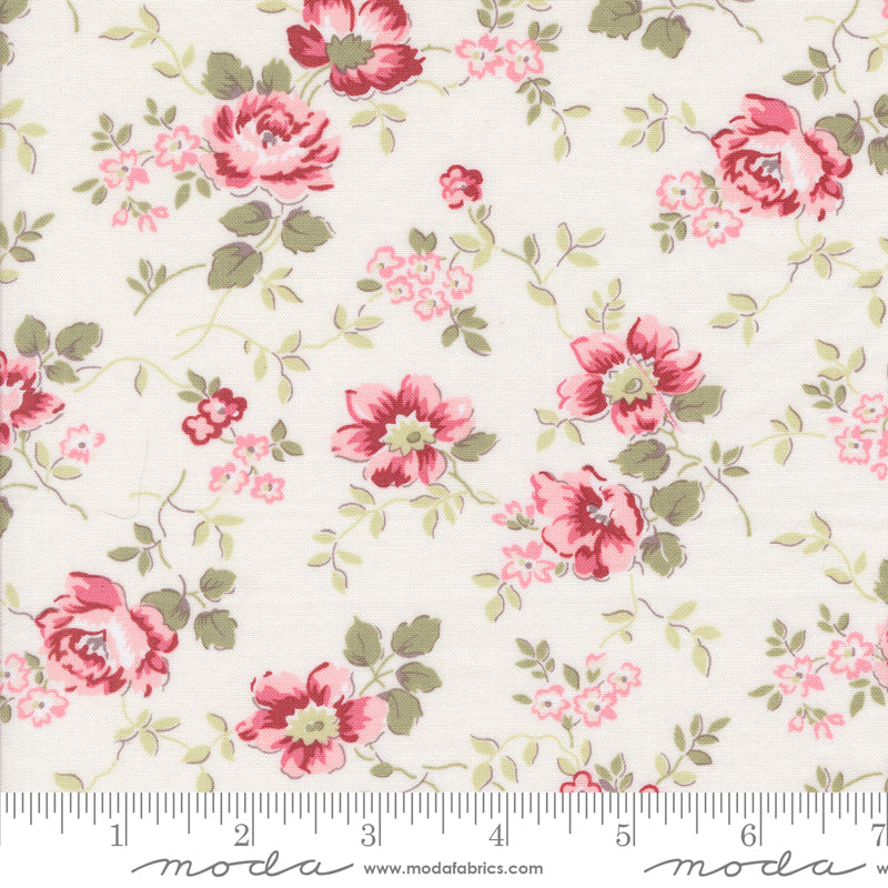 Valkoinen Bunny Hill Designs Very Sweet Christmas 3060-11 Christmas Rose Snow puuvillakangas, punaisilla ja vaaleanpunaisilla ruusuilla ja vihreillä lehdillä.