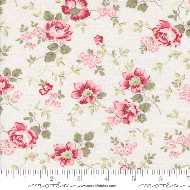 Valkoinen Bunny Hill Designs Very Sweet Christmas 3060-11 Christmas Rose Snow puuvillakangas, punaisilla ja vaaleanpunaisilla ruusuilla ja vihreillä lehdillä.