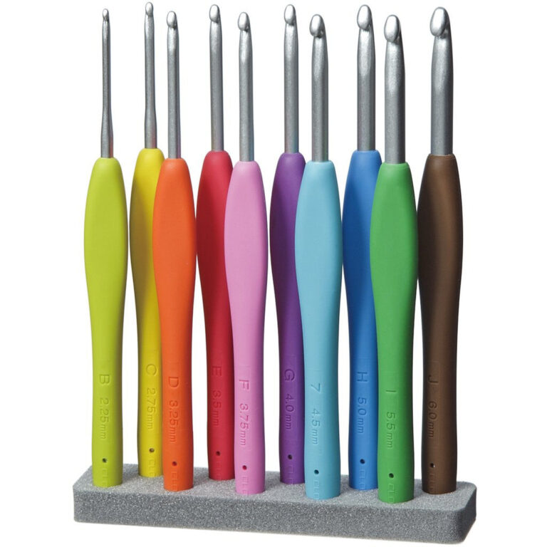 Clover Amour virkkauskoukku­setti 3674 – värikäs ergonominen koukkusarja 2–6 mm virkkaukseen.
