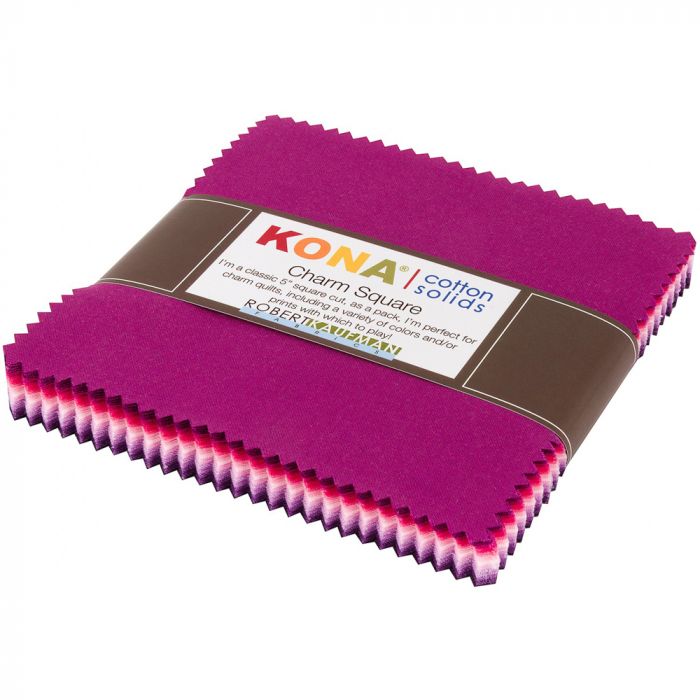 Kona Cotton Solids Wildberry Charm Pack – 42 pinkin ja violetin sävyn neliötä viuhkamuodostelmassa, Robert Kaufman