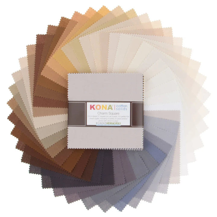 Kona Cotton Solids Neutrals Charm Pack – 42 ruskean ja harmaan sävyn neliötä viuhkamuodostelmassa, Robert Kaufman