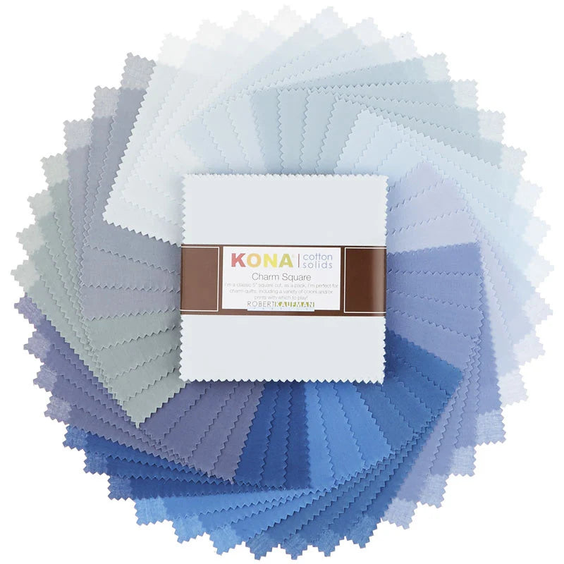 Kona Cotton Solids Overcast Charm Pack – 42 harmaan ja sinisen sävyn neliötä viuhkamuodostelmassa, Robert Kaufman