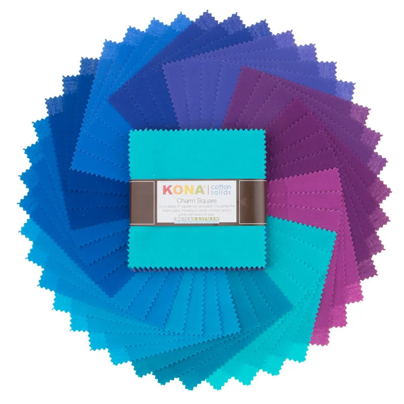 Kona Cotton Solids Peacock Charm Pack – 42 turkoosin, sinisen ja violetin sävyn neliötä viuhkamuodostelmassa, Robert Kaufman