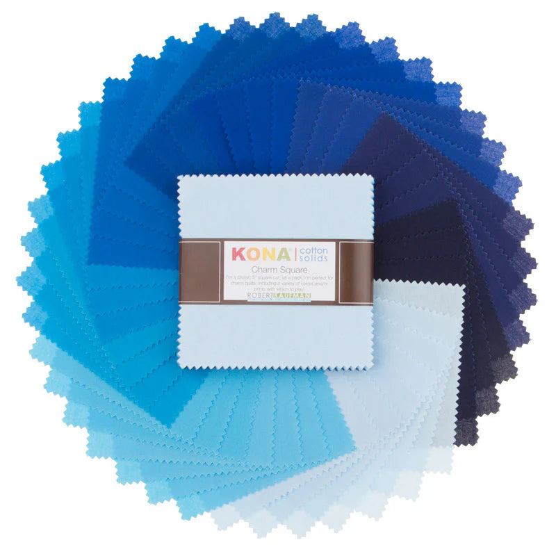 Kona Cotton Solids Waterfall Charm Pack – 42 sinisen sävyn neliötä viuhkamuodostelmassa, Robert Kaufman