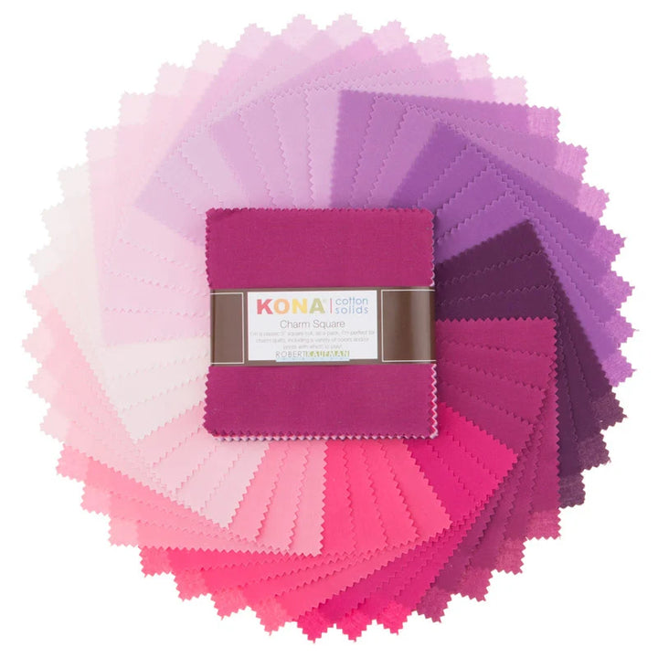 Kona Cotton Solids Wildberry Charm Pack – 42 pinkin ja violetin sävyn neliötä viuhkamuodostelmassa, Robert Kaufman