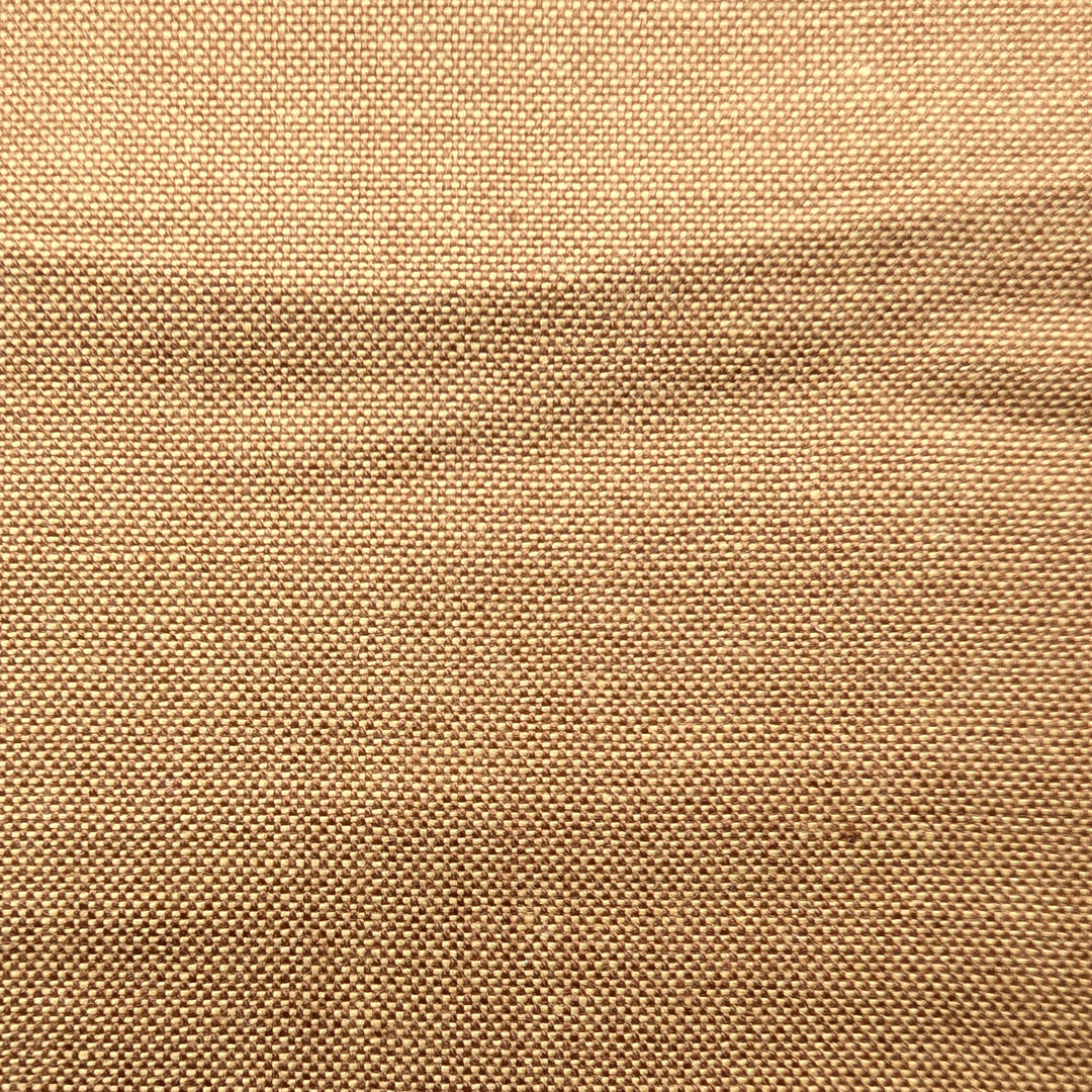 Moda Crossweave Brown Gold kudottu puuvillakangas – teksturinen pinta lähikuvassa