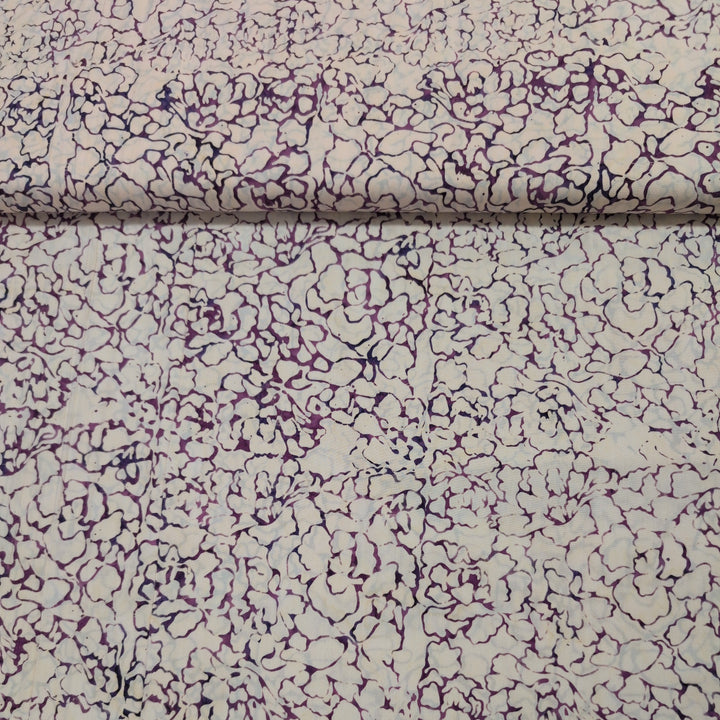 Tonga Batiks - Chateau - Cracked Flowers Wine B3932 puuvillakangas batiikki