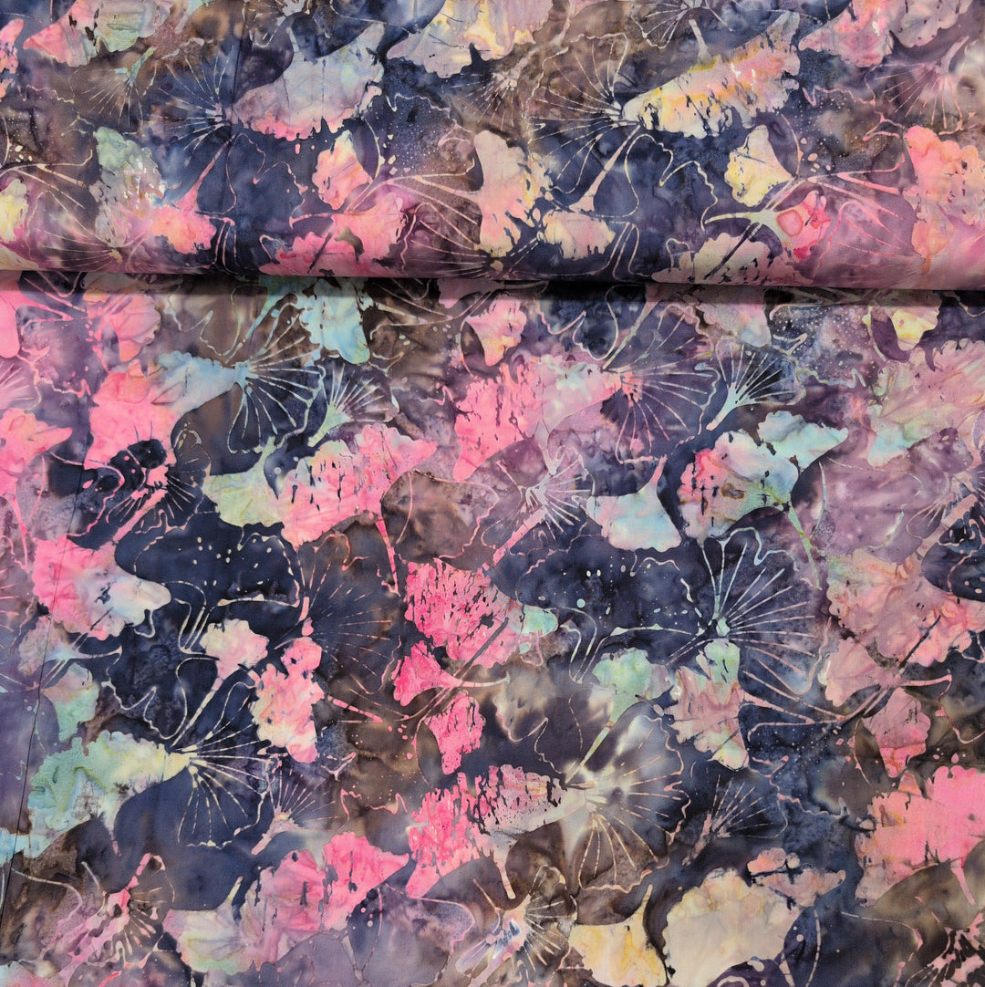 Tonga Batiks - Chateau - Ginkgo Leaves Merlot B3930 puuvillakangas batiikki