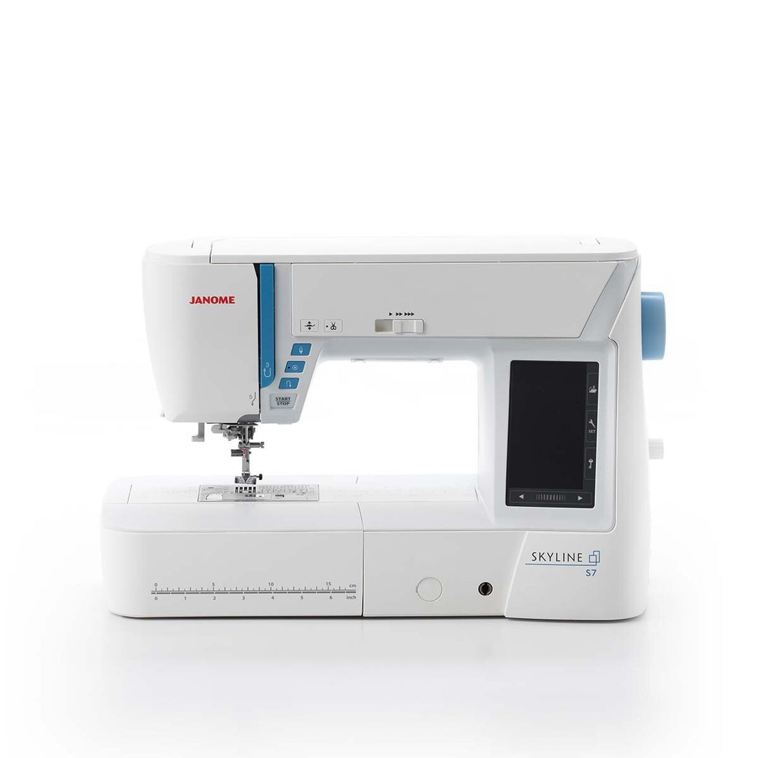 Janome Skyline S7 ompelukone – suuri ompelutila, LCD-näyttö ja monipuoliset ominaisuudet tilkkuiluun ja vaativaan ompeluun.