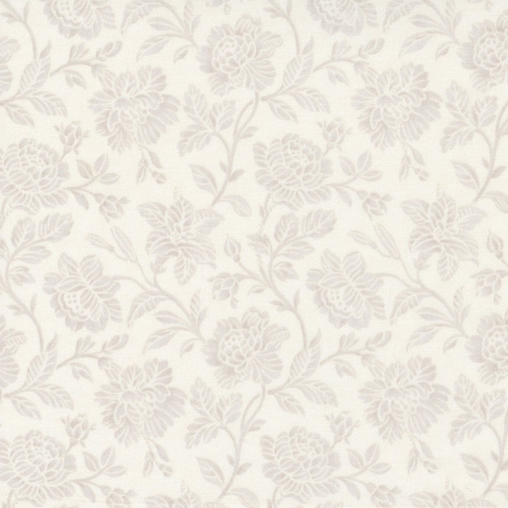 3 Sistersin Rendezvous-kokoelman 44303-11 Lavish Damask Porcelain -puuvillakangas, luonnonvalkoisella pohjalla hienoja vaalea ruusukuvioita.