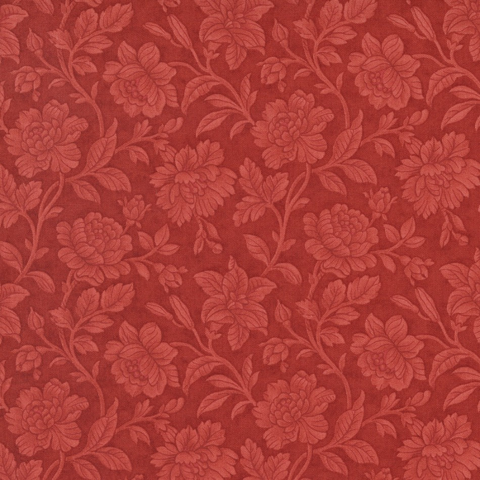3 Sistersin Rendezvous-kokoelman 44303-13 Lavish Damask Crimson -puuvillakangas, punaisella pohjalla hienoja puna-ruusukuvioita.