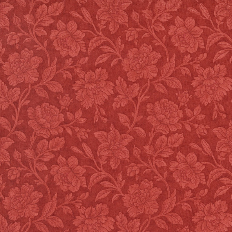 3 Sistersin Rendezvous-kokoelman 44303-13 Lavish Damask Crimson -puuvillakangas, punaisella pohjalla hienoja puna-ruusukuvioita.