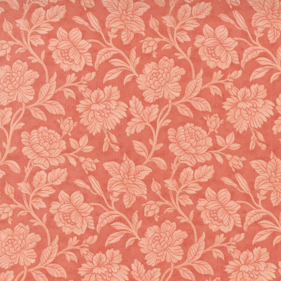 3 Sistersin Rendezvous-kokoelman 44303-14 Lavish Damask Rose -puuvillakangas, vaaleanpunaisella pohjalla hienoja ruusukuvioita.