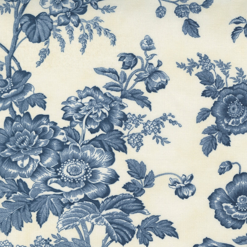 3 Sisters Sister Bay 44270-11 Garden Blooms Toile Cloud Harbor puuvillakangas, kukka kuvioita tummansininensävyissä vaalealla pohjalla, tilkkutöihin ja käsitöihin.