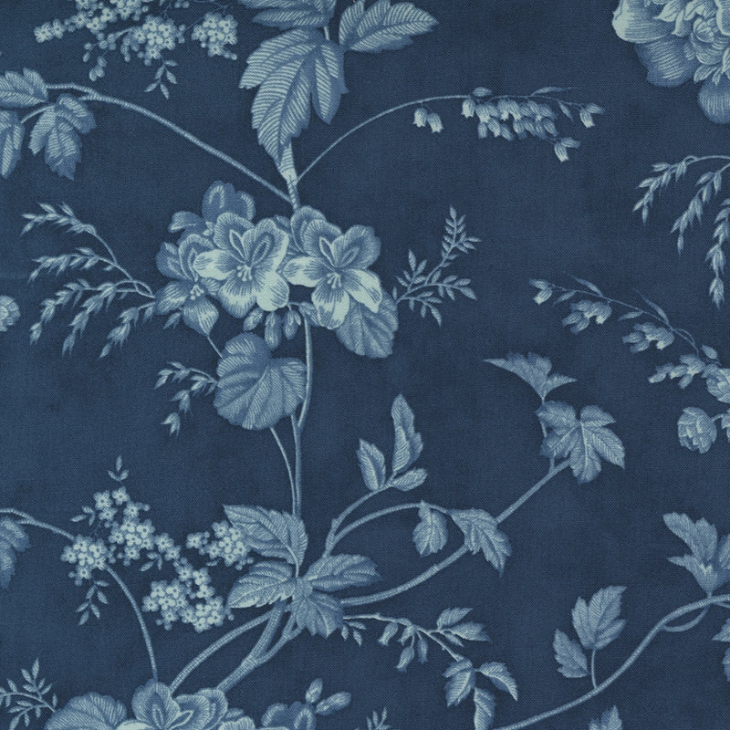 3 Sisters Sister Bay 44270-14 Garden Blooms Toile Harbor puuvillakangas, kukkakuvioita tummansinisen sävyissä, tilkkutöihin ja käsitöihin.