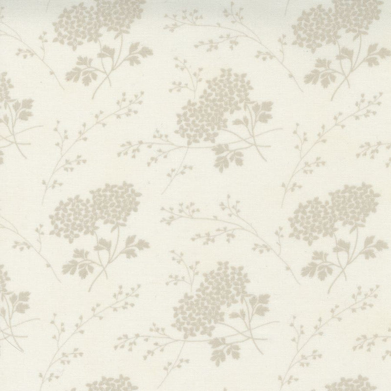 3 Sistersin suunnittelema Sister Bay 44271-11 Hydrangea Cloud puuvillakangas, kukkakuvioita  pilvien sävyissä, vaalealla pohjalla, tilkkutöihin ja käsitöihin.