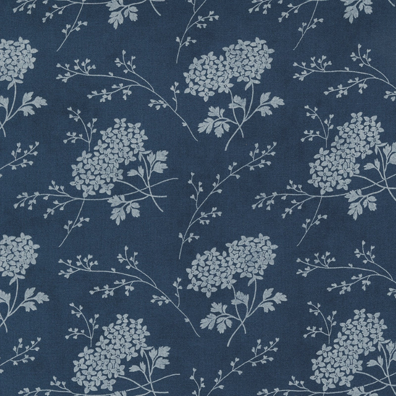 3 Sisters Sister Bay 44271-14 Hydrangea Harbor puuvillakangas, kukkakuvioita veden, tummansinisen sävyissä, tilkkutöihin ja käsitöihin.