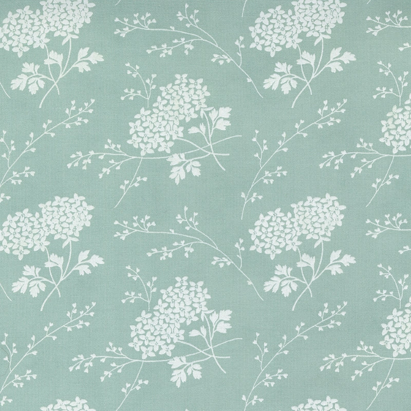 3 Sisters Sister Bay 44271-23 Hydrangea Sky puuvillakangas, kukkakuvioita veden, pilvien sävyissä, tilkkutöihin ja käsitöihin.