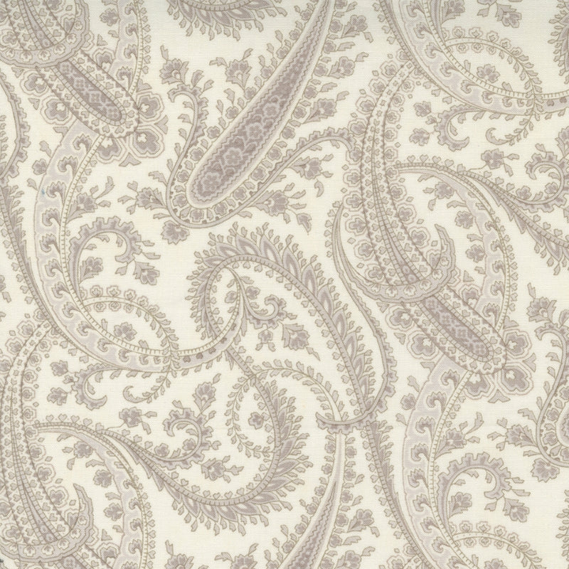 3 Sisters Sister Bay 44272-21 Paisley  Cloud Driftwood puuvillakangas, kukka- ja paisley-kuvioita beesin sävyissä, tilkkutöihin ja käsitöihin.
