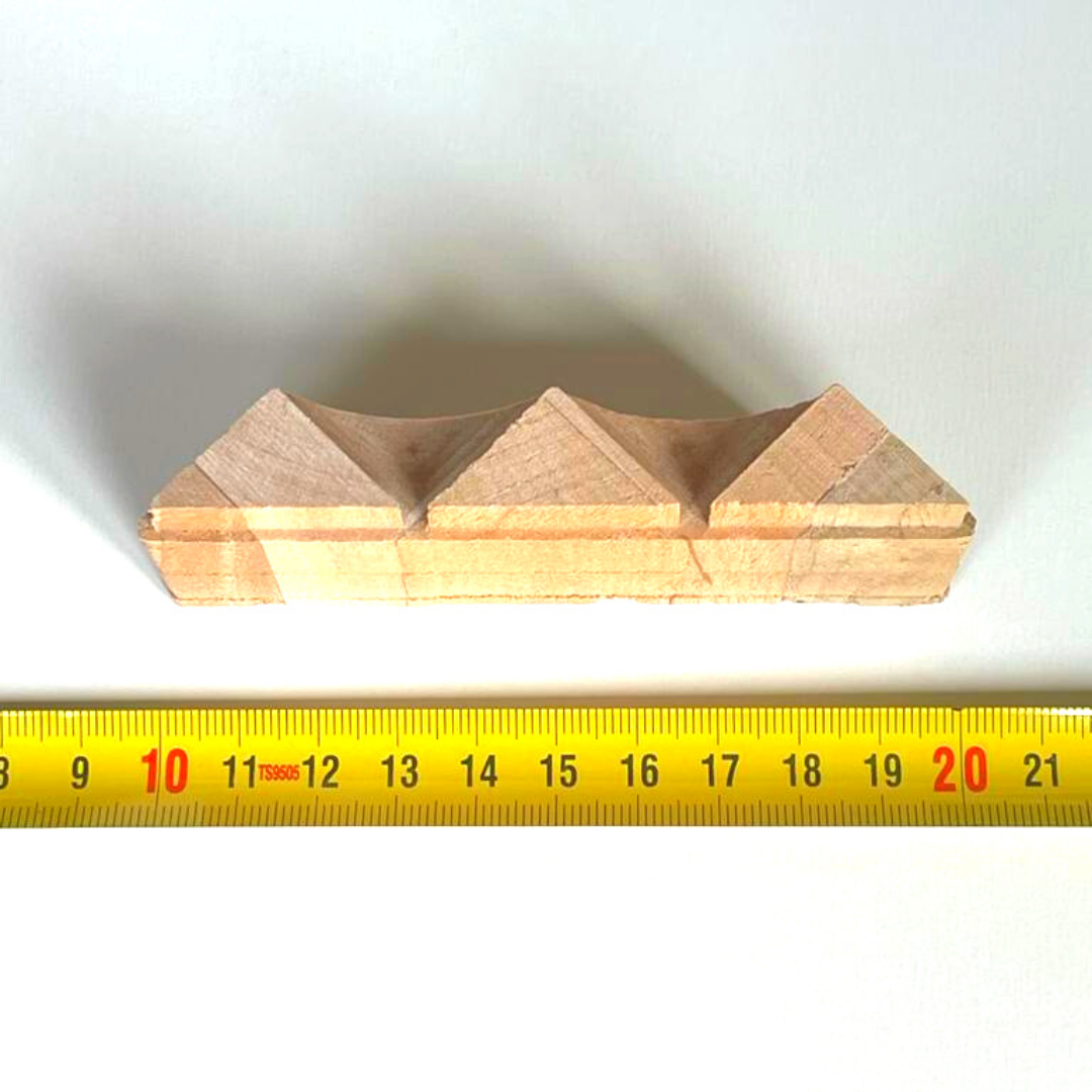 Puinen painantaleimasin - Kolme pyramidia
