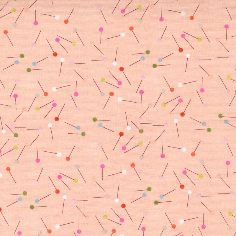 Aneela Hoeyn Make Time -kokoelman Pins Blush -puuvillakangas, persikansävyinen kangas nuppineulakuvioilla, täydellinen käsitöihin ja tilkkutöihin.