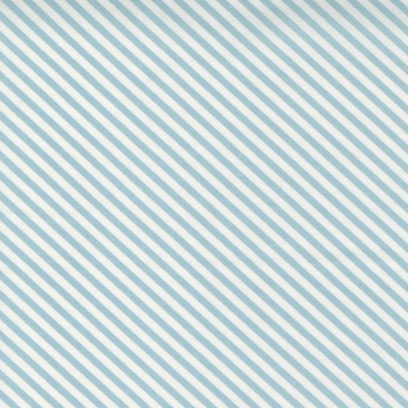 Aneela Hoeyn Make Time -kokoelman Diagonal Stripes Bluebell -puuvillakangas, vaaleansininen raidallinen kangas, täydellinen käsitöihin ja tilkkutöihin.