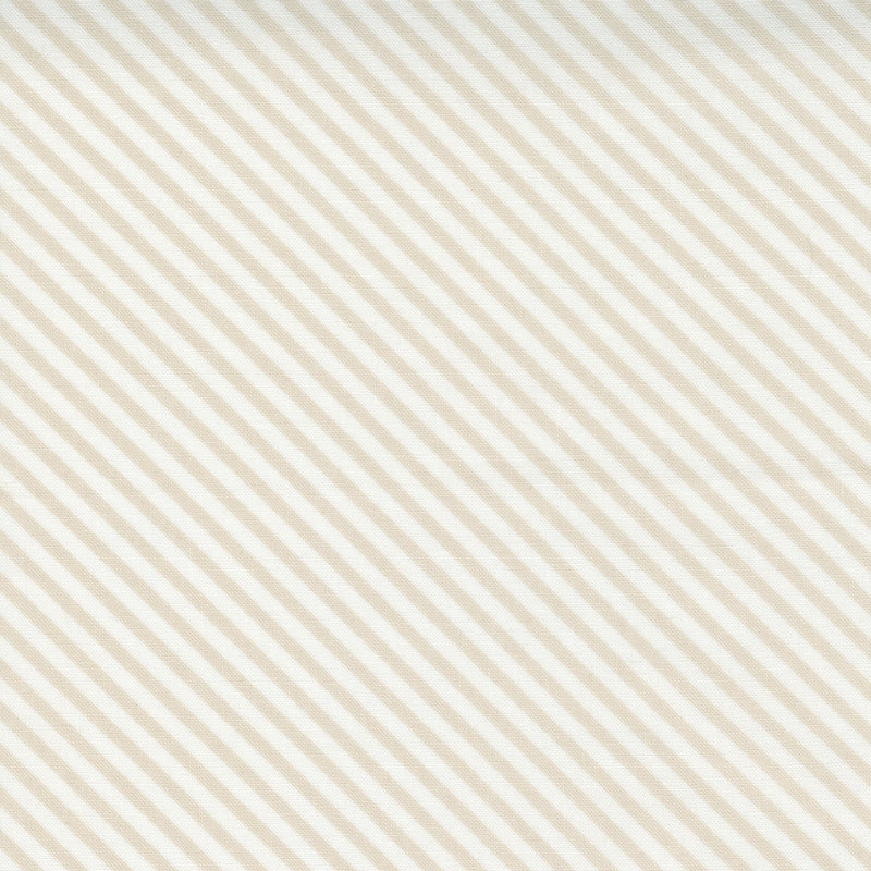 Aneela Hoeyn Make Time -kokoelman Diagonal Stripes Cloud -puuvillakangas, luonnonvalkoinen raidallinen kangas, täydellinen käsitöihin ja tilkkutöihin.