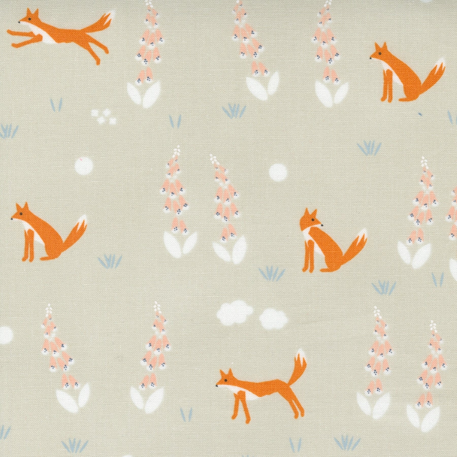 Aneela Hoeyin Meander kokoelman Foxes Cloud-puuvillakangas, luonnonvalkoinen sävyinen kangas kettukuvioilla.