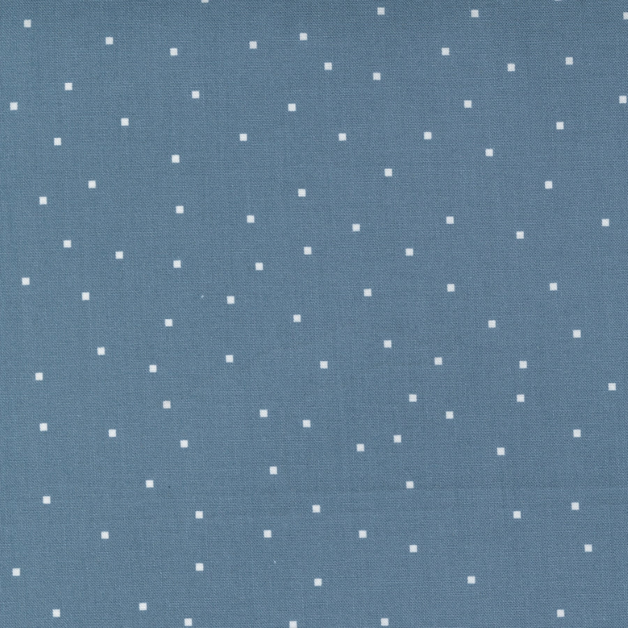 Aneela Hoey Meander Tiny Square Dot Indigo -puuvillakangas, sininen kangas täpläkuvioilla.