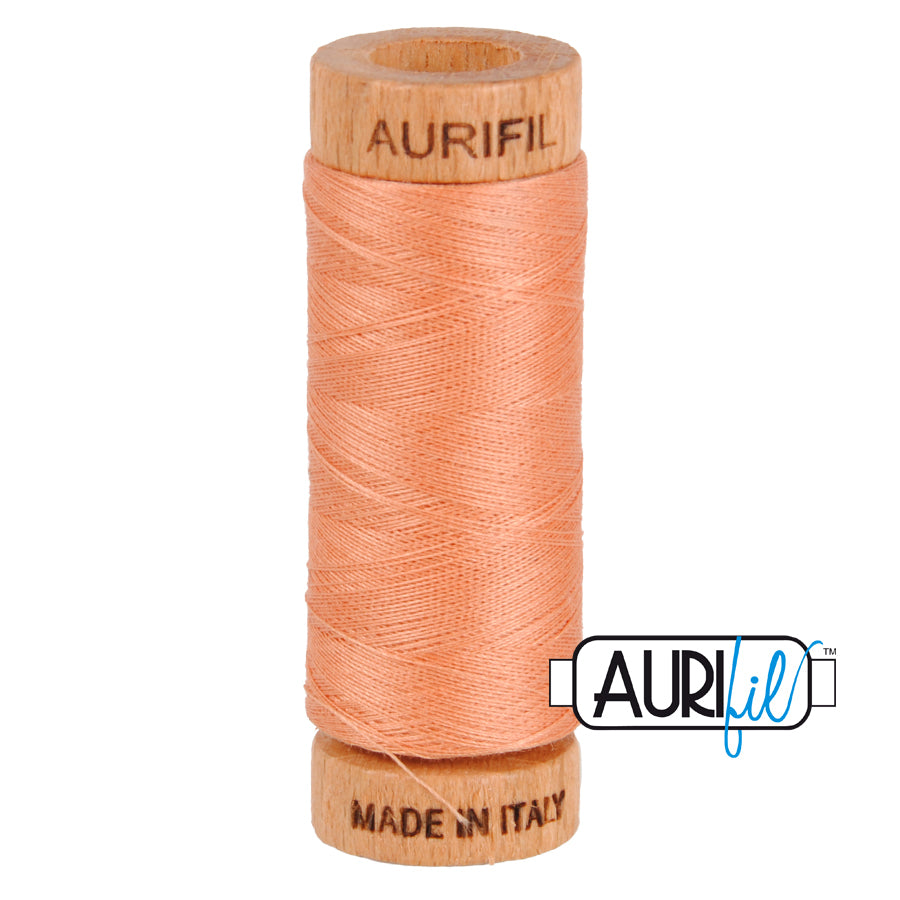 Aurifil 80wt 2215 Peach – ohut puuvillalanka käsinompeluun, tilkkutöihin ja konekirjontaan, persikan sävyinen