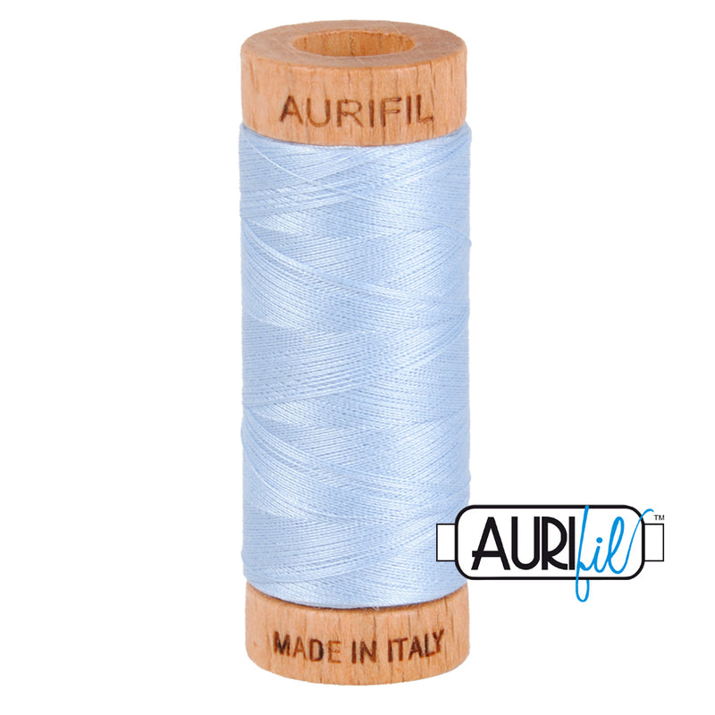 Aurifil 80wt 2710 Light Robins Egg - ohut puuvillalanka käsinompeluun, tilkkutöihin ja konekirjontaan, sinisen sävyinen.