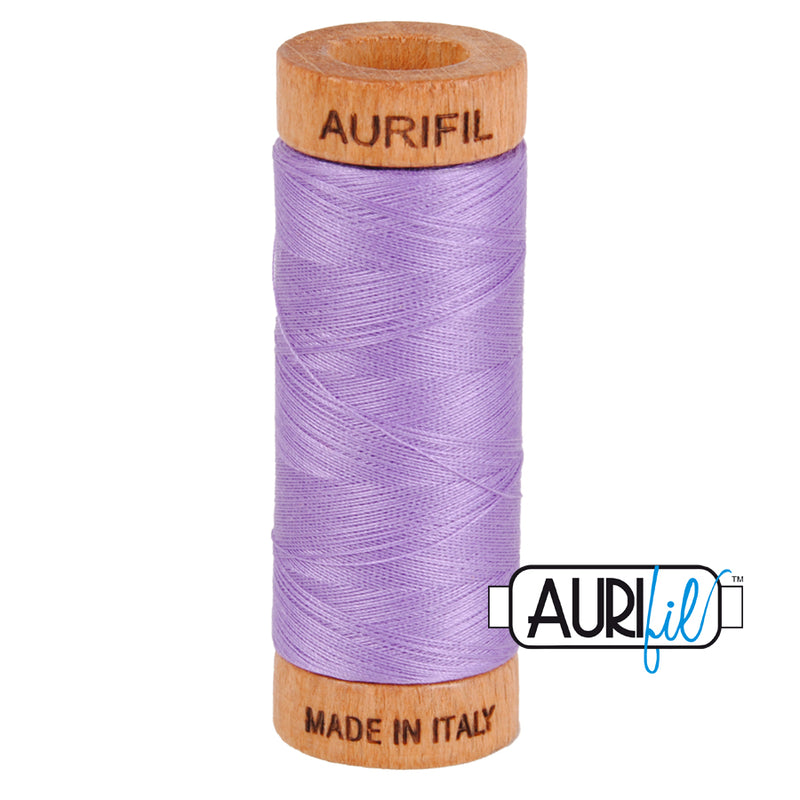 Aurifil 80wt 2520  Violet – ohut puuvillalanka käsinompeluun, tilkkutöihin ja konekirjontaan, liilan sävyinen.