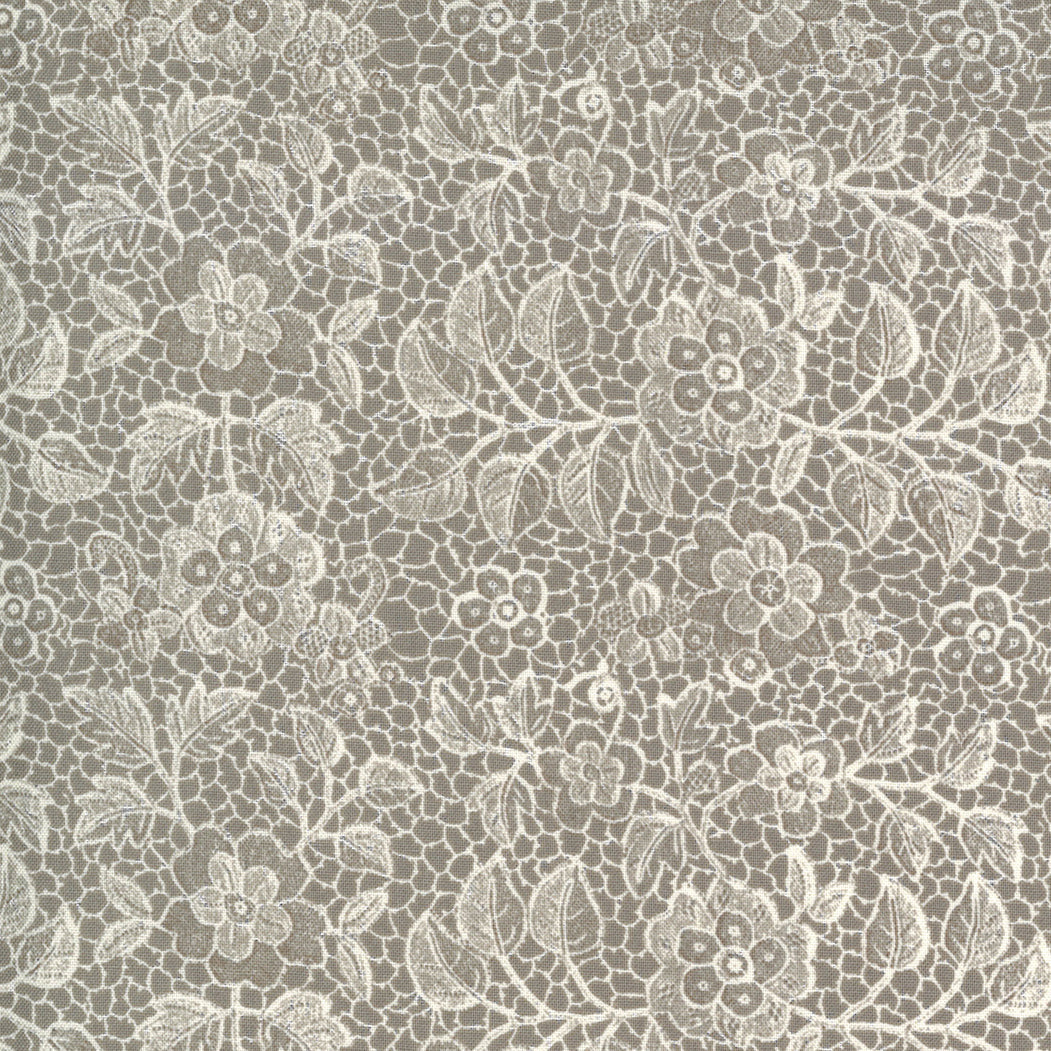 BasicGrey Boudoir Lacy Lace London Fog puuvillakangas harmaalla pohjalla ja pitsi kukkakuosilla, korkealaatuista puuvillaa tilkkutöihin ja ompeluun.