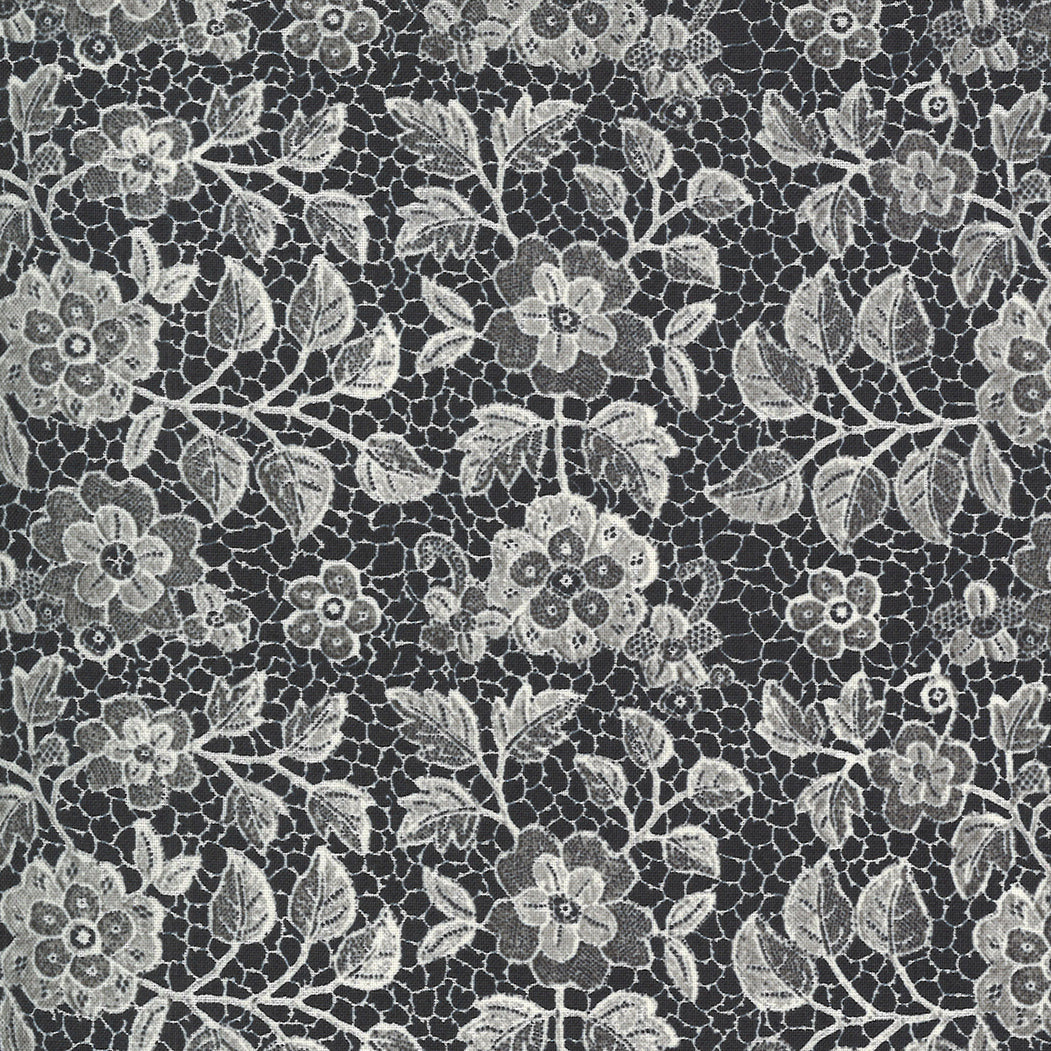  BasicGrey Boudoir Lacy Lace Caviar puuvillakangas mustalla pohjalla ja pitsi kukkakuosilla, korkealaatuista puuvillaa tilkkutöihin ja ompeluun.