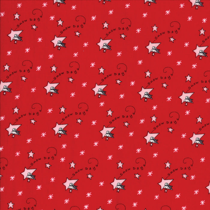 Punainen Bunny Hill Designs Merry Merry Snow Days 2940-11 puuvillakangas, valkoisilla ja vaaleanpunaisilla tähdillä ja talvisilla yksityiskohdilla.