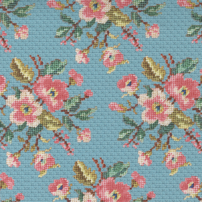 Vaaleansininen puuvillakangas, jossa vintage-tyylisiä kukkia ja kirjontakuvioita – Cathe Holden LLAG 7402-16 Floral Needlepoint Tranquil.