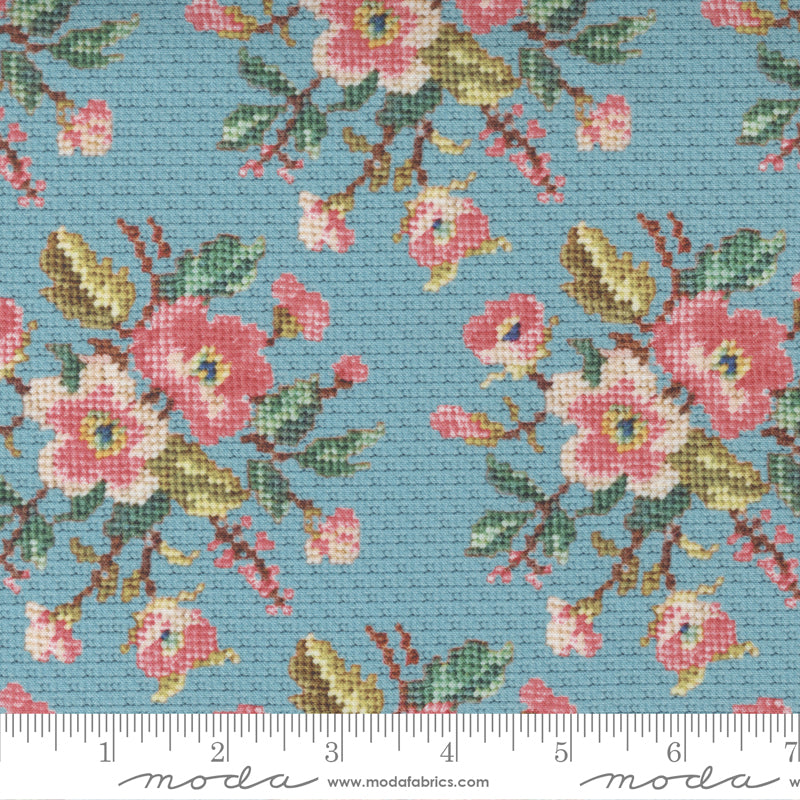 Vaaleansininen puuvillakangas, jossa vintage-tyylisiä kukkia ja kirjontakuvioita – Cathe Holden LLAG 7402-16 Floral Needlepoint Tranquil.