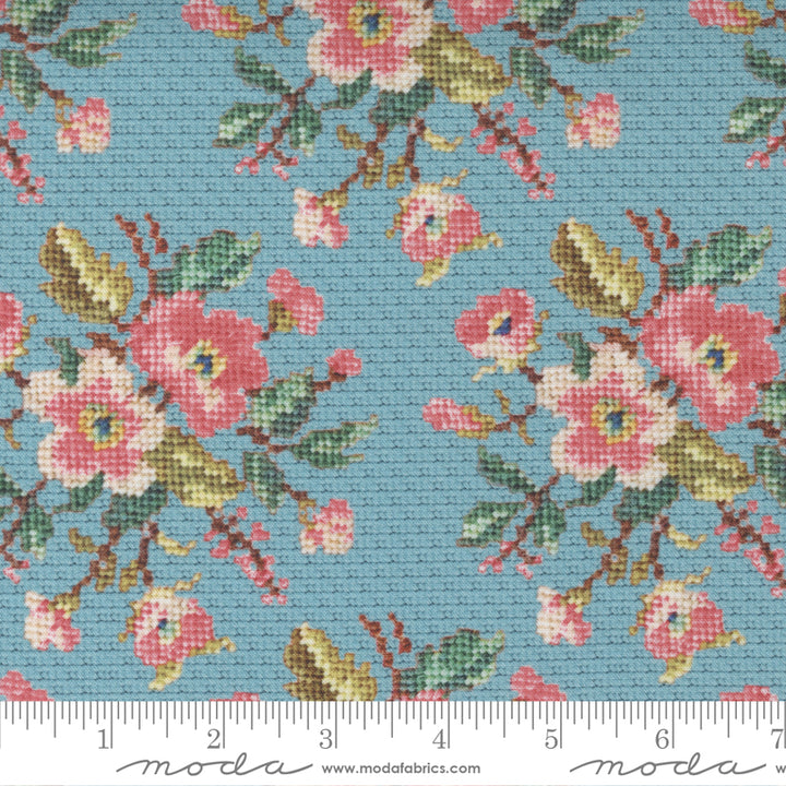 Vaaleansininen puuvillakangas, jossa vintage-tyylisiä kukkia ja kirjontakuvioita – Cathe Holden LLAG 7402-16 Floral Needlepoint Tranquil.