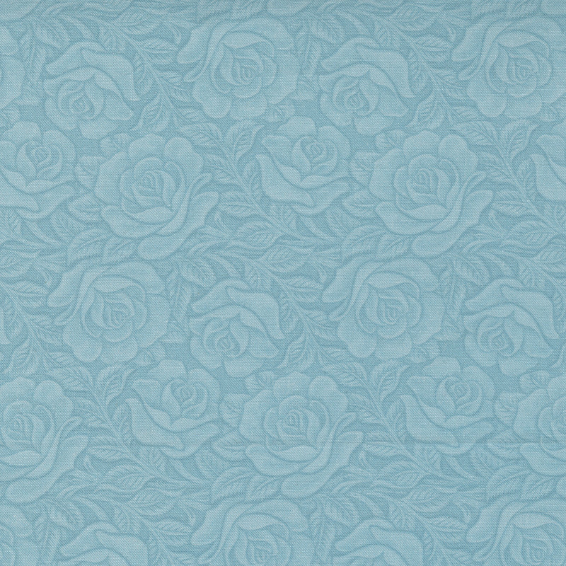 Vaaleansininen puuvillakangas, jossa vintage-tyylisiä kukkia – Cathe Holden LLAG 7403-16 Rose Tranquil.