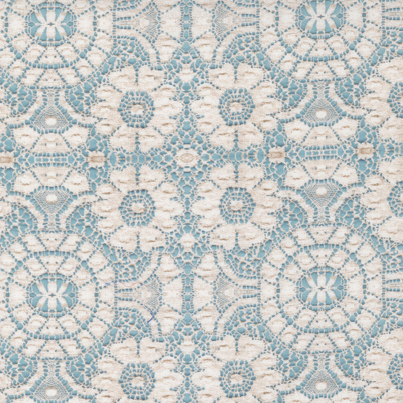 Vaaleansininen puuvillakangas, jossa vintage-tyylisiä kukkia – Cathe Holden LLAG 7404-16 Tranquil.