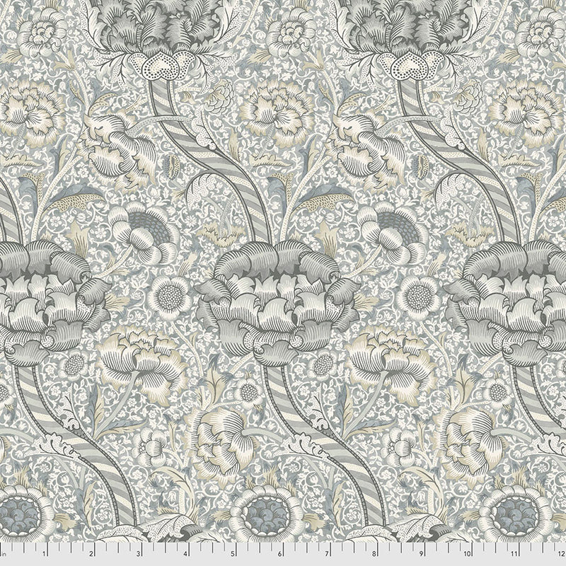Hawkdale, Pure Wandle - Slate PWWM063.SLATE puuvillakangas, William Morrisin ikoninen luontoaiheinen design rauhallisessa harmaan ja vaalean sävyssä.