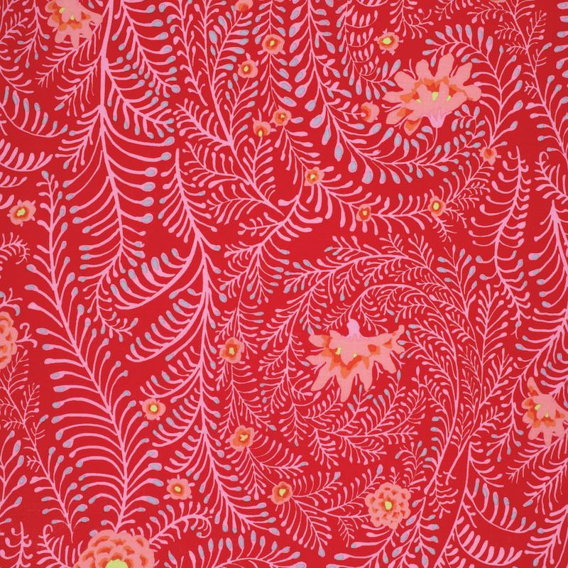 Kaffe Fassett Collectiven Ferns Red PWGP147.REDXX puuvillakangas, punaisella taustalla koraalinsävisä kukkakuviot