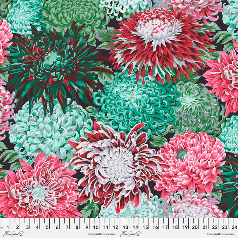 Kaffe Fassett Stash Japanese Chrysanthemum Blush - 100% puuvillakangas, jossa on kauniita vaaleanpunaisia, punaisia, vihreän sävyisiä krysanteemikuvioita. Täydellinen tilkkutöihin ja muihin käsityöprojekteihin.