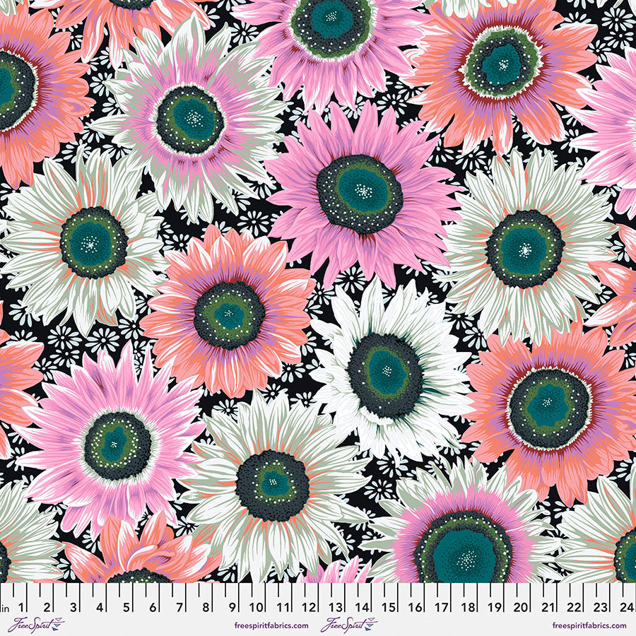 Kaffe Fassett Van Gogh Black -puuvillakangas, jossa suuret värikkäät auringonkukat mustalla taustalla — pinkin, valkoisen ja oranssin sävyissä.