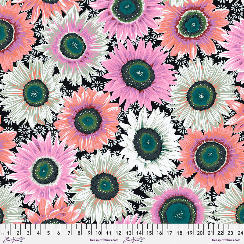 Kaffe Fassett Van Gogh Black -puuvillakangas, jossa suuret värikkäät auringonkukat mustalla taustalla — pinkin, valkoisen ja oranssin sävyissä.