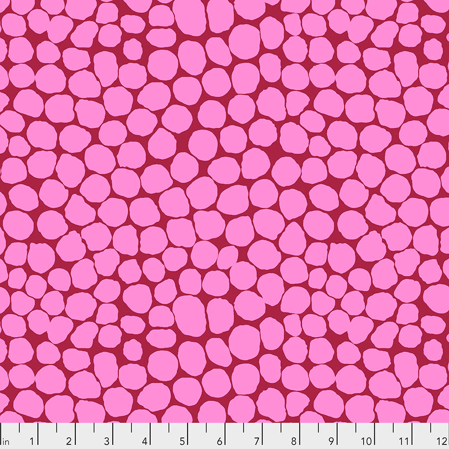 Vaaleanpunainen ja kirkas Kaffe Fassett Jumble Bubblegum PWBM053.BUBBLEGUM kangas, jossa iso täpläkuviointi.