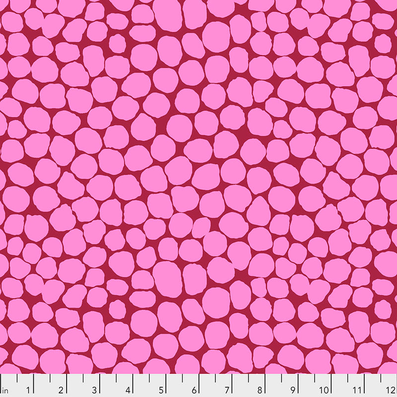 Vaaleanpunainen ja kirkas Kaffe Fassett Jumble Bubblegum PWBM053.BUBBLEGUM kangas, jossa iso täpläkuviointi.