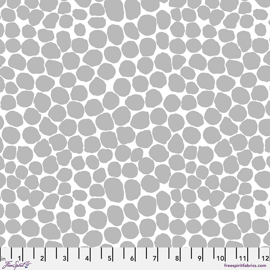 Harmaaa Kaffe Fassett Jumble Grey PWBM053.GREY kangas, jossa iso täpläkuviointi. Spring 2022.