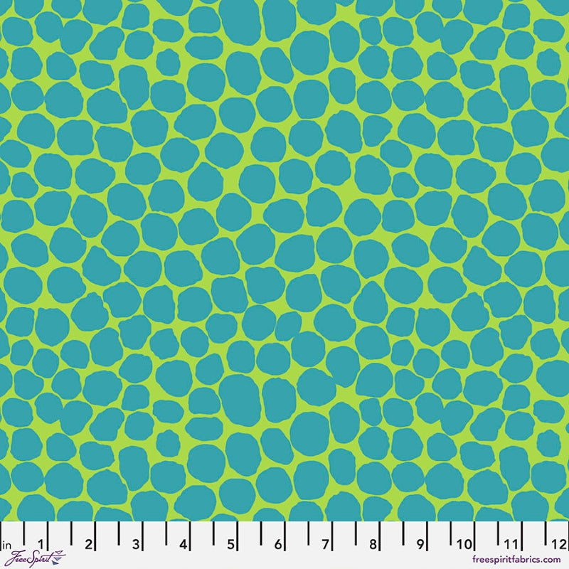 Turkoosi ja kirkas Kaffe Fassett Jumble Teal PWBM053.TEAL kangas, jossa iso täpläkuviointi.