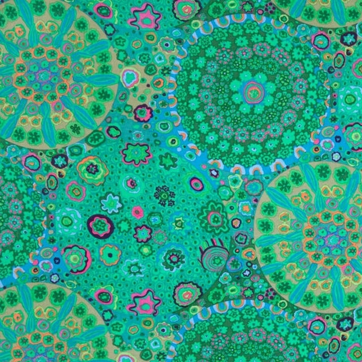 Lähikuva Kaffe Fassett Collectiven Millefiore Jade PWGP092.JADEX -puuvillakankaasta, jossa on yksityiskohtainen kukkakuviointi jadevihreän ja muiden sävyjen vivahteilla. Sopii täydellisesti tilkkutöihin ja ompeluun.